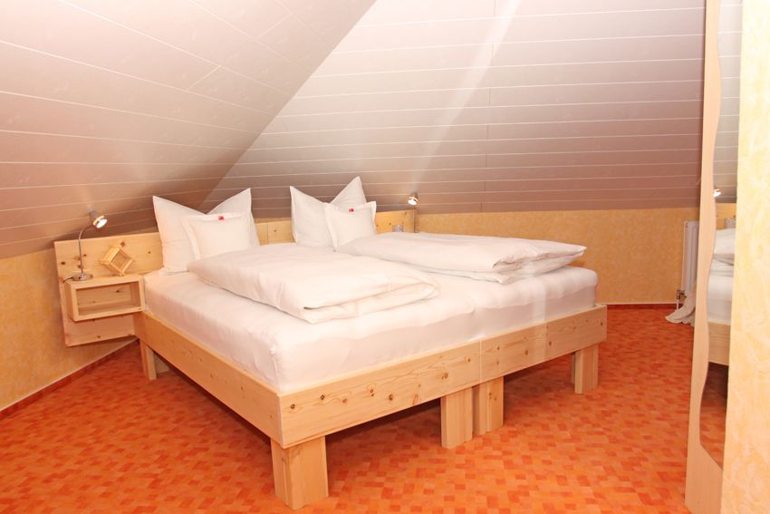 Schlafzimmer - Zirben-Doppelbett auf Komforthöhe